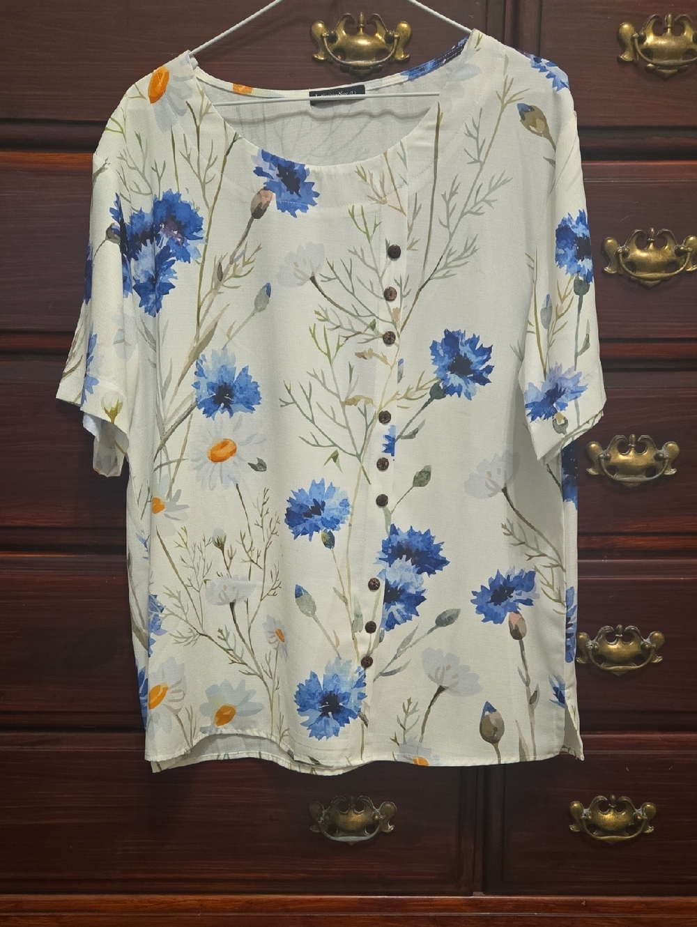 Just Fashion Now White Short-Sleeve Blue Floral Blouse W/ Button Accents L